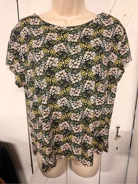 Basic/ Basique Green Short-Sleeve Floral Tee with Pink & Yellow Blooms